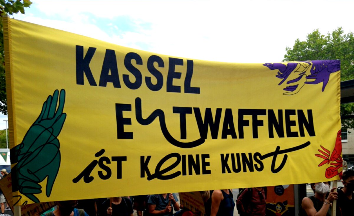Worte der Demo anlässlich der #documenta15: Der Geist der Kollektivität und der starke, kämpferische Ausdruck gegen Kolonialismus ist bewegend und mobilisierend. Wir grüßen die künstlerischen Kollektive, die uns hier ihre Perspektive nahebringen. 💚💝💛
#KS0309
<a href="/Kunst_in_Kassel/">Lumbung</a>