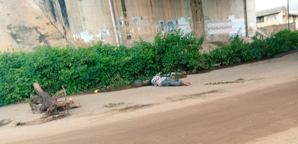 InsideOsogbo's tweet photo. *Viewer's Discretion is Advised*

This lifeless body is currently underbridge along Ebunoluwa Area, Ring Road, Òṣogbo. We hereby call on the @StateofOsun @official_NSCDC @FRSCNigeria @PoliceNG &amp; other relevant stakeholders to kindly intervene &amp; evacuate the body from the scene. https://t.co/vAcmePxlIW