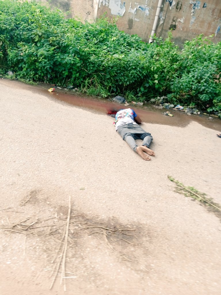 InsideOsogbo's tweet photo. *Viewer's Discretion is Advised*

This lifeless body is currently underbridge along Ebunoluwa Area, Ring Road, Òṣogbo. We hereby call on the @StateofOsun @official_NSCDC @FRSCNigeria @PoliceNG &amp; other relevant stakeholders to kindly intervene &amp; evacuate the body from the scene. https://t.co/vAcmePxlIW