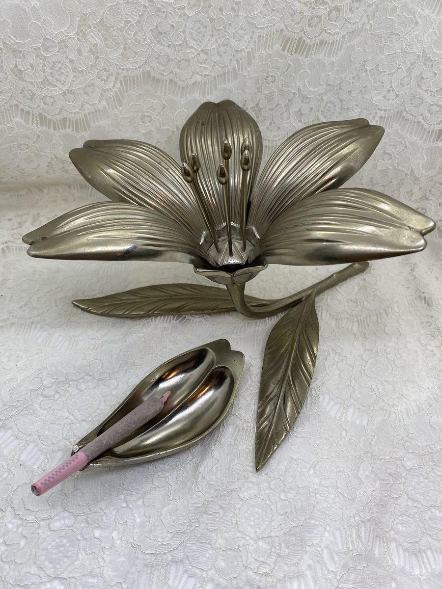 PeaceRoseShephe's tweet photo. 1950s Flower Petal Ashtray✨ https://t.co/xIx6639lSW