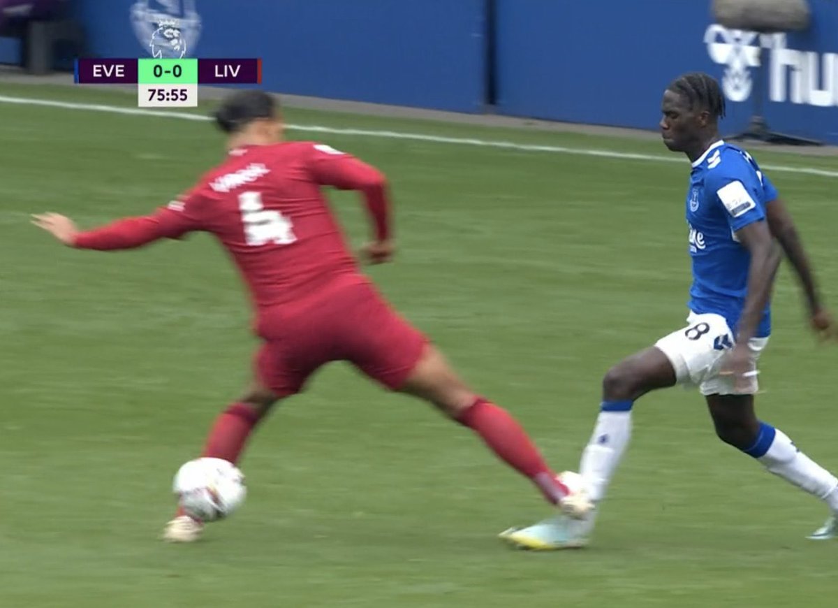 Footballtweet's tweet photo. Do you think Van Dijk is lucky to be on the pitch? https://t.co/Rafg2SEYSy