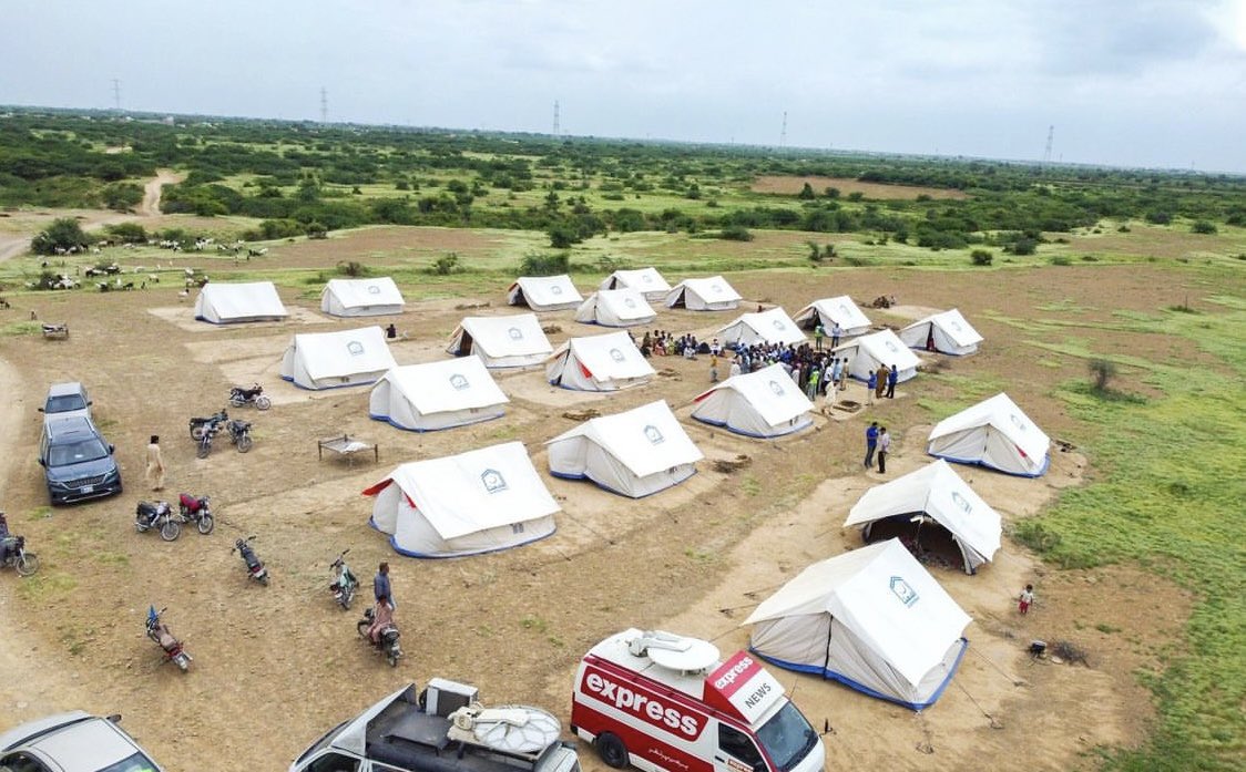 Alinanasir01's tweet photo. Alkhidmat Karachi has set up a camp city in Gadap for floods-hit displaced
families and now these families are being provided with a constant supply of cooked food, drinking
water, medicines and other necessities of life.#AlkhidmatFloodRelief #AlkhidmatFloodAppeal https://t.co/KzSbog4xrr