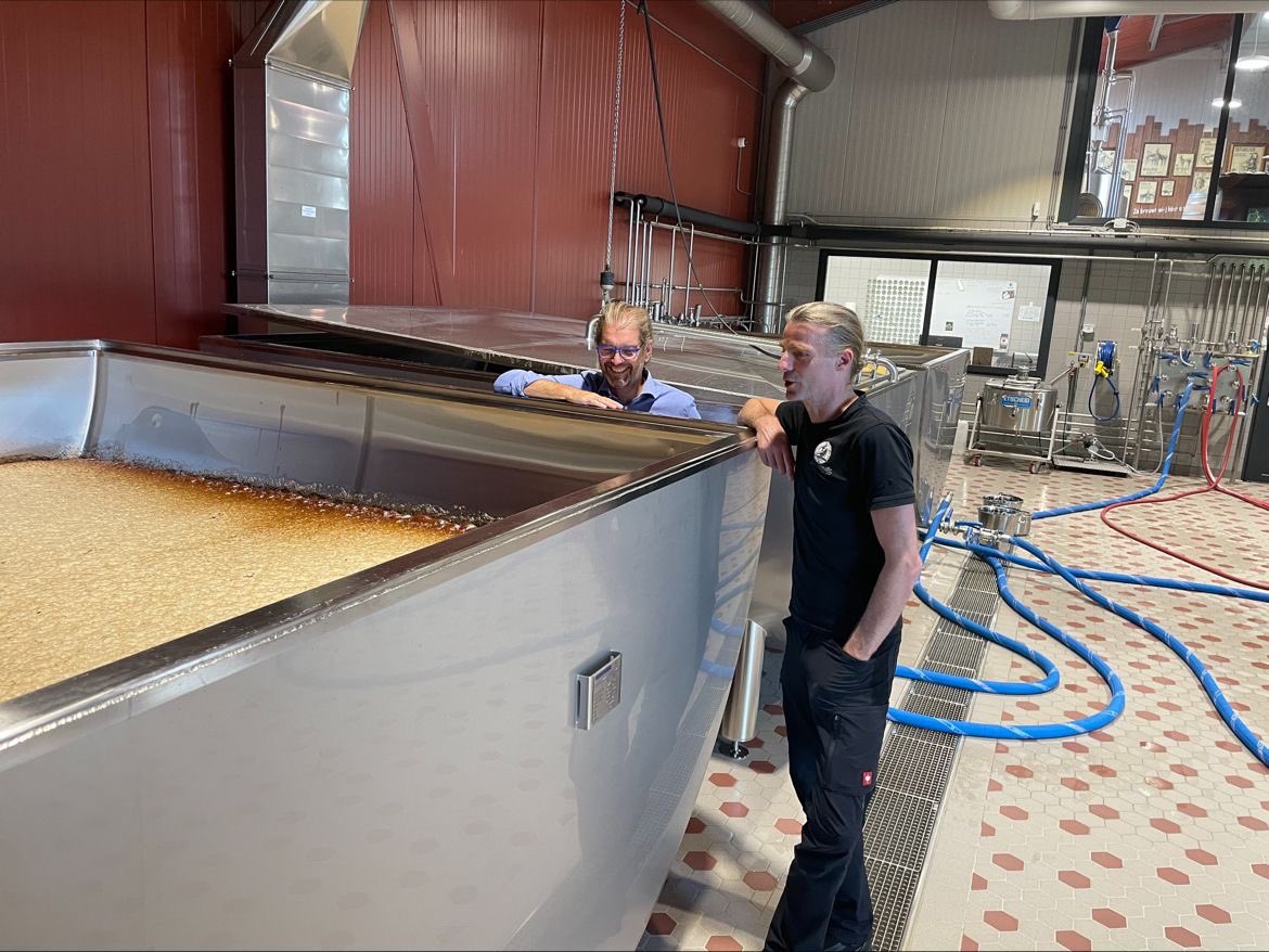Stokerij Twentse Ketels komt begin 2026 met vat(en) peated whisky! Met meesterbrouwer Gerti de gisting van het onklaar bier in open kuipen van de nieuwe formulering keuren! 🥳 #Brouwersnos #squaremountains #whisky #peated #stokerij #onklaarbier #haaksbergen #twentseketels