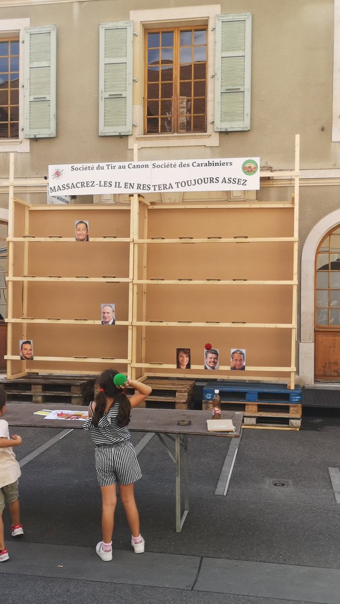 miglimpo's tweet photo. Bon à la Vogue de Carouge, on apprend aux enfants à tirer sur des élu-e-s au Conseil municipal. Sympa. https://t.co/yLtr7GqOts
