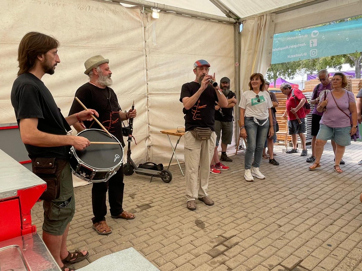 EliseuEsterlich's tweet photo. Comencem la Festa Major de Bellvitge amb la Matinada de grallers.

Gràcies a @GrallersKIB per visitar el xiringuito de Junts i animar-nos les darreres hores de muntatge! https://t.co/n9yccDM6yl