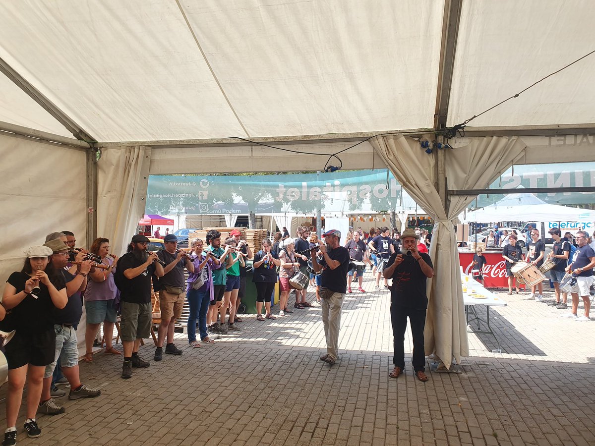 EliseuEsterlich's tweet photo. Comencem la Festa Major de Bellvitge amb la Matinada de grallers.

Gràcies a @GrallersKIB per visitar el xiringuito de Junts i animar-nos les darreres hores de muntatge! https://t.co/n9yccDM6yl