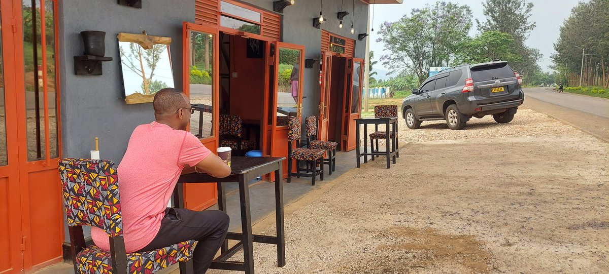 MutabaziRich's tweet photo. Small &amp;beautiful, #Lavana offers coffee at its best. Located at the main road right in Kanzenze centre, Ntarama, you will not regret a short stop-over: coffee, snacks, smoothies...
A drive-through is recommended🙏🏿.
Taking pleasure seeing our city grow in all angles.
#WeekendMood https://t.co/HV1PmKxS0X