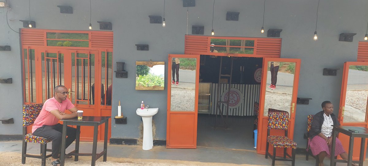 MutabaziRich's tweet photo. Small &amp;beautiful, #Lavana offers coffee at its best. Located at the main road right in Kanzenze centre, Ntarama, you will not regret a short stop-over: coffee, snacks, smoothies...
A drive-through is recommended🙏🏿.
Taking pleasure seeing our city grow in all angles.
#WeekendMood https://t.co/HV1PmKxS0X