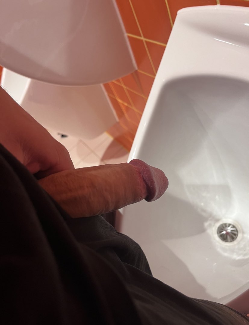 Matty9413's tweet photo. Cum and suck daddy’s Dick in the toilet 😉😉 https://t.co/WNQbEBtCDc