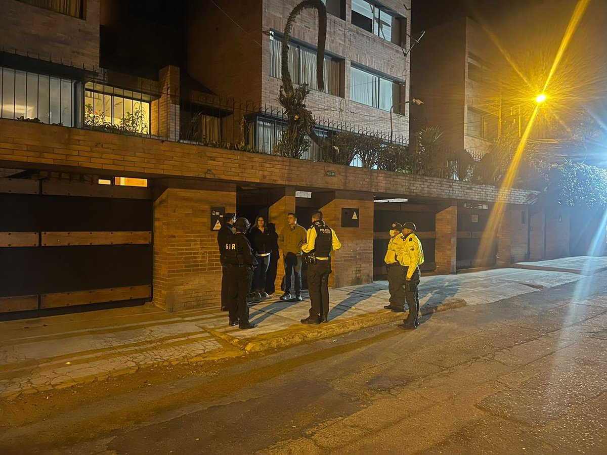 VillaFernando_'s tweet photo. El atentado contra mi familia es una respuesta bárbara, frente a mis revelaciones sobre los vínculos del crimen organizado y carteles narcos con el correísmo. Cuando la política se contamina con el narcotráfico la sociedad sucumbe ante el terror. El miedo no ganará esta batalla. https://t.co/xtoUDkVFsu