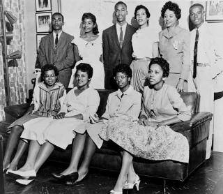 MadamPac's tweet photo. #OTD  Sept. 3, 1957, in line with Brown v.  Board of Edu., the Little Rock Nine arrived to enter Central High School on their 1st day of school, but were barred by the Arkansas National Guard. Mobs screamed obscenities, threats, chanting,“2, 4, 6, 8, we ain’t gonna integrate!” https://t.co/8vHJKqDhgo