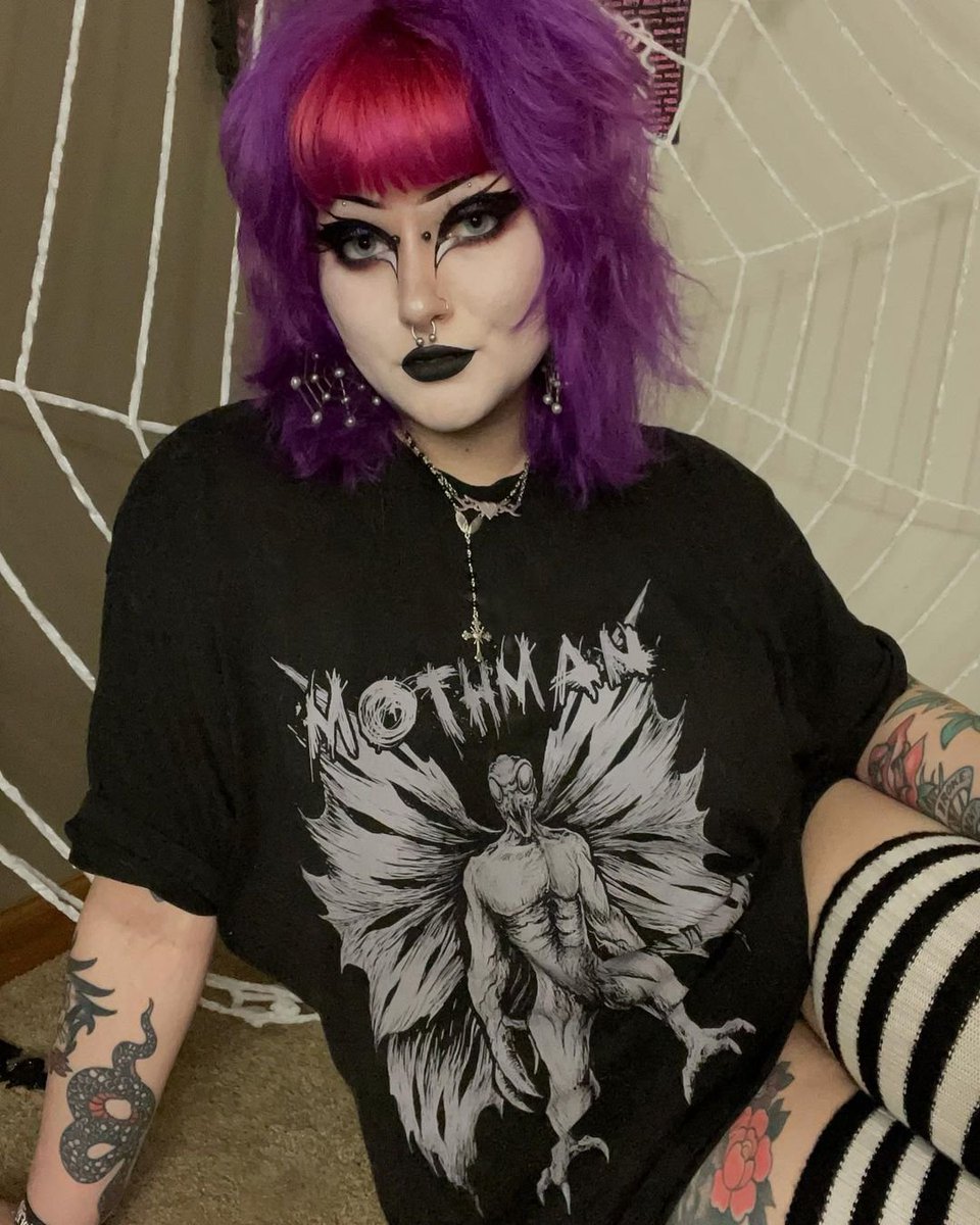 VampireFreaks's tweet photo. The stunning @cherryantacidsx rocking our Mothman tee! ๐ฅโ๐คฉ
#alternative #altfashion #altstyle #gothicstyle #gothfashion #emostyle #alternativefashion #gothstyle #vampirefreaks #mothman #urbanlegend #spooky #spookystore #spookytime #gothiclife #gothfashions https://t.co/dgFzJKzRRv