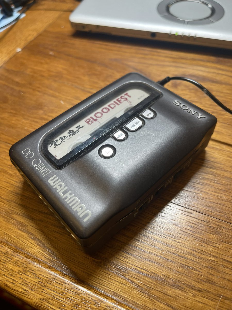 alcinous's tweet photo. なかなかカセットテープもいい音してるよね。と久しぶりのウォークマンで久しぶりの新作を聴いている。#聖飢魔II #BLOODIEST https://t.co/RxZjVV9DF2
