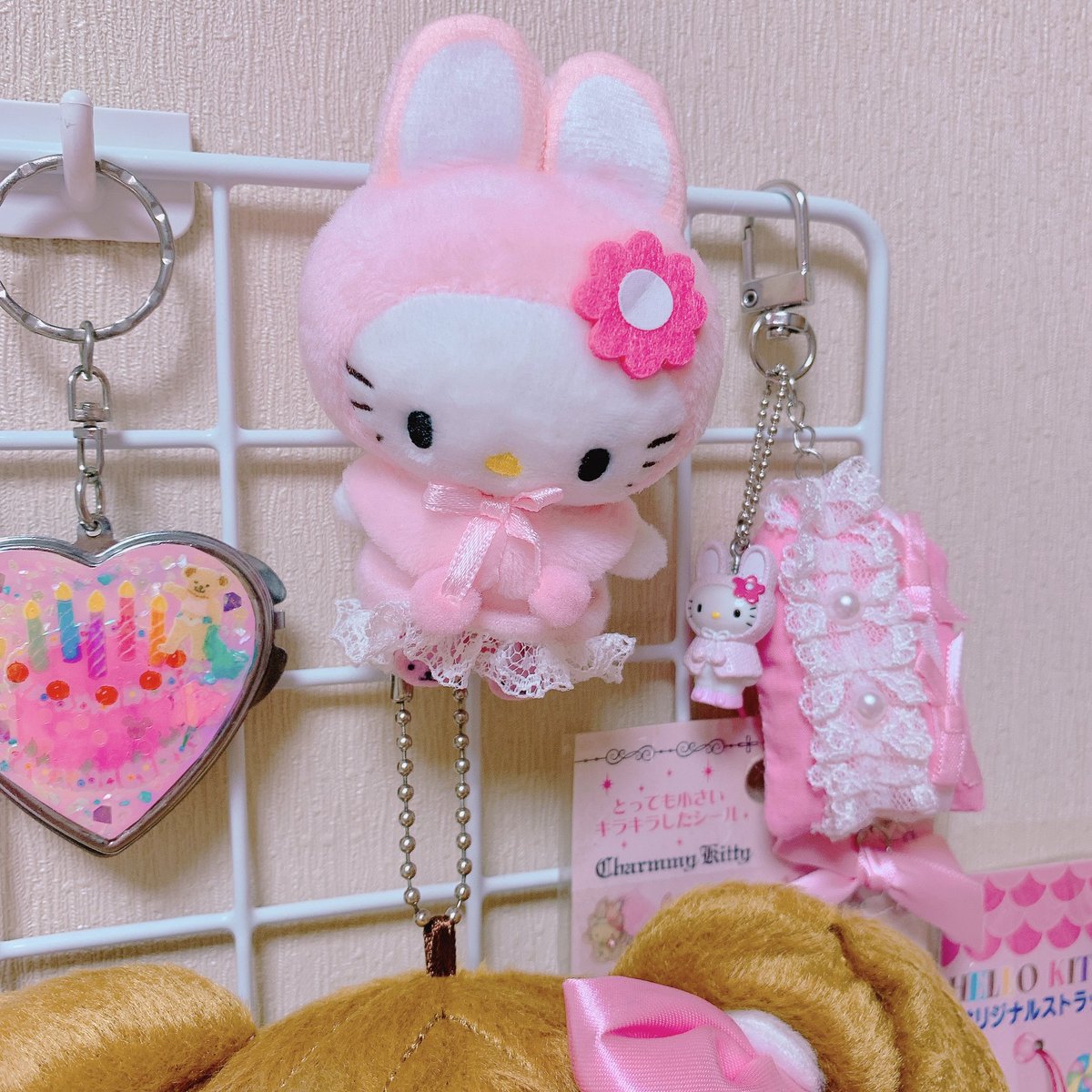 eluve_kitty's tweet photo. 토끼 망토 키티가 온..🌸 https://t.co/efH6685Zvx
