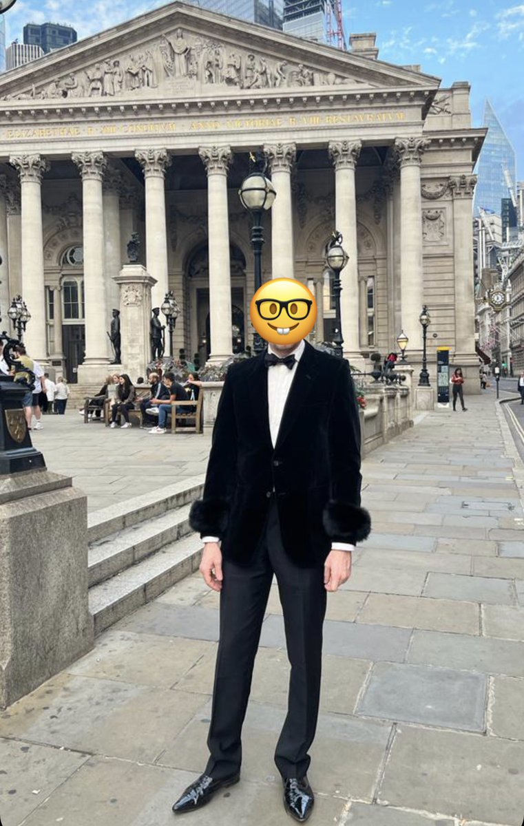 TheChicGeekuk's tweet photo. Vintage velvet @marksandspencer jacket bought @Oxfam years ago, cuffs added from @ebay_uk #bowtie @etonshirts #shirt @aquascutum when Nick Hart did a range, trousers vintage @nicolefarhi with silver thread & #patentshoes @alexandermcqueen from about 20 years ago. #winklepickers https://t.co/4YSXanR5Mf