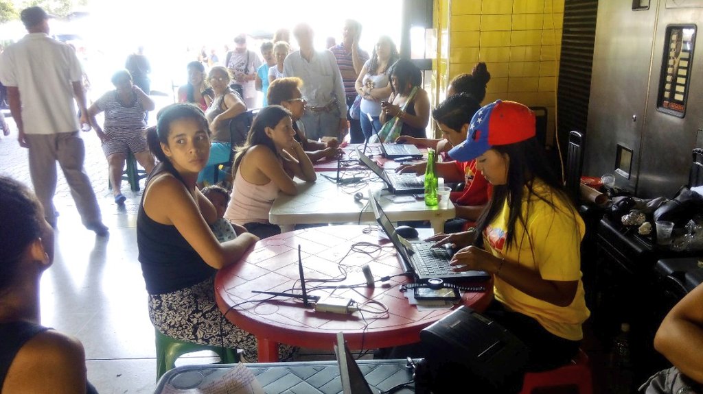 JeanGonzalezVen's tweet photo. #JusticiaParaKaren Jóven caraqueña, miembro de la JPSUV, madre de tres niños.Asesinada por un feminicida ecuatoriano.Para cualquier apoyo a su familia contactar a través del número 04142723322 / Karen Vive
@NicolasMaduro 
@dcabellor 
@jorgerpsuv 
@gestionperfecta
@TarekWiliamSaab https://t.co/MQAXbVfSXF