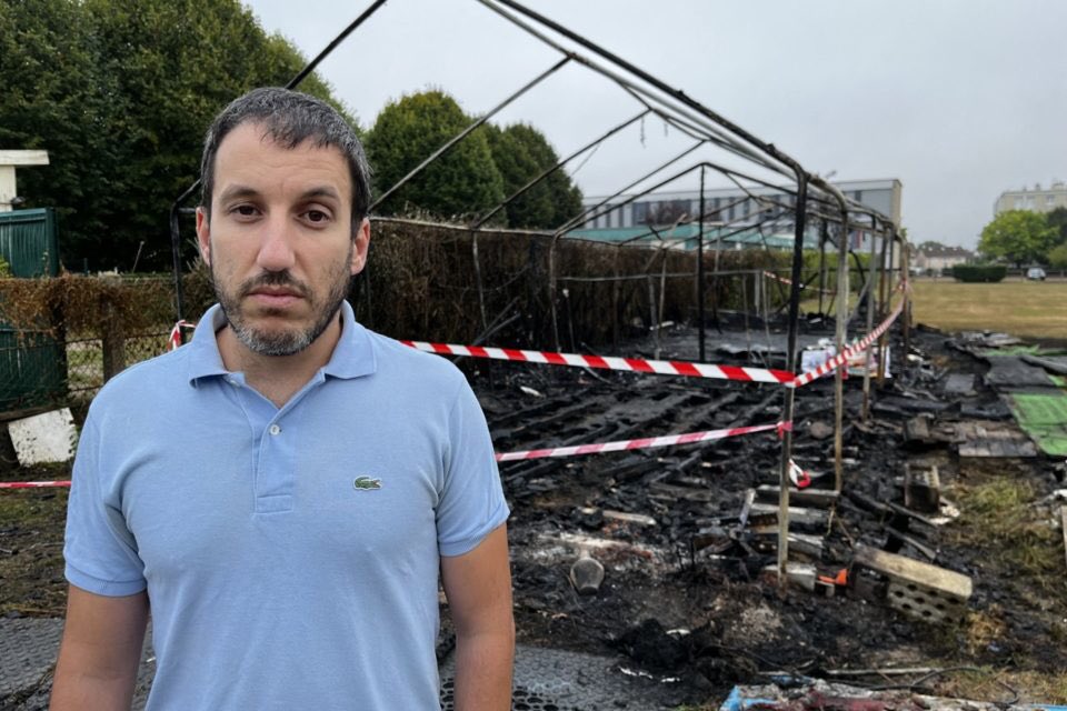 🇫🇷 FLASH - La mosquée de Rambouillet (Yvelines) a entièrement brûlé durant cette nuit.

👉🏻 La piste criminelle est privilégiée.