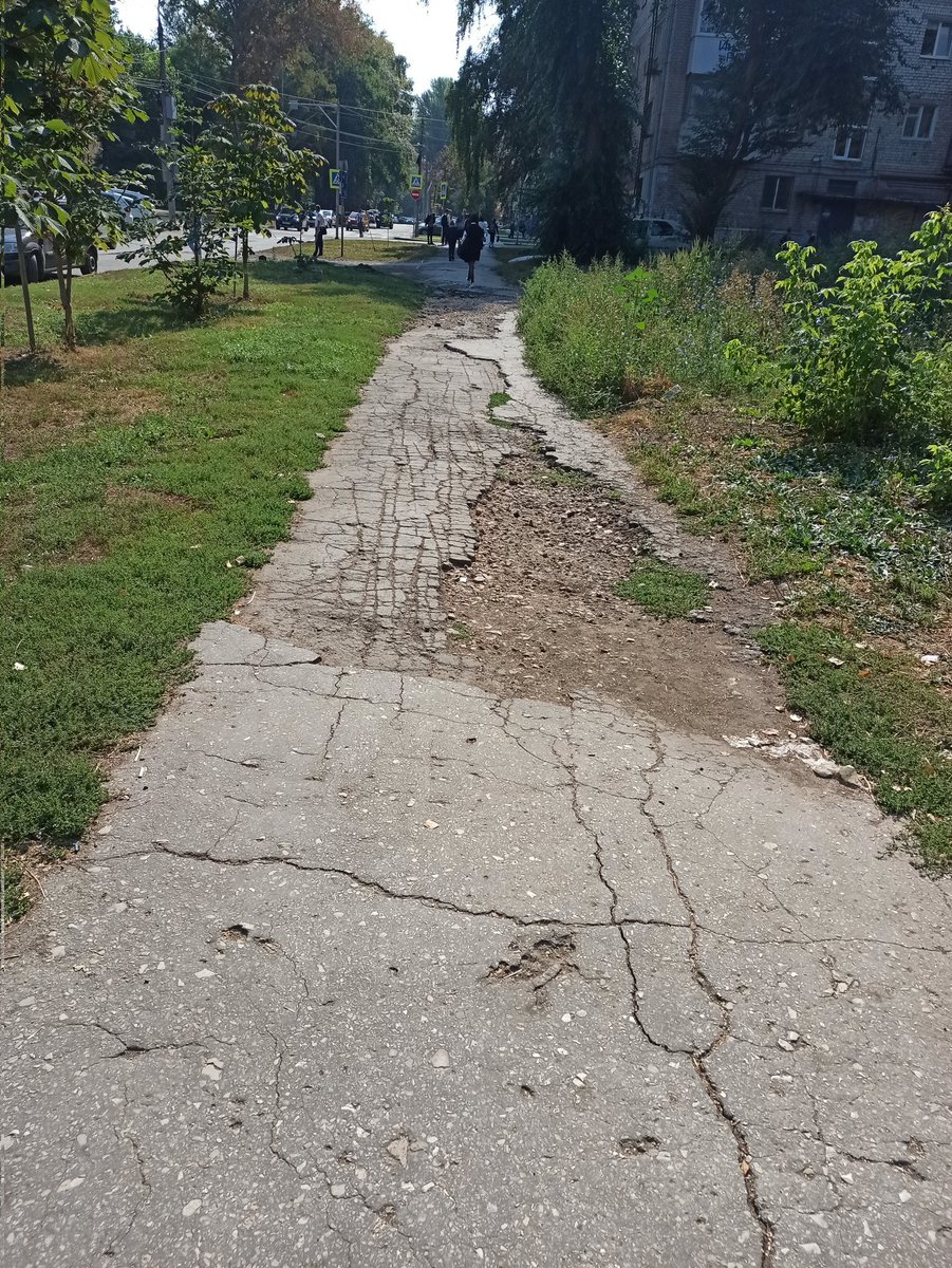 Kolhozim's tweet photo. Самара-город, где:
"Разрушенный тротуар укрепляет ноги современных школьников, влияет на их координацию, а с учетом, нагруженного учебниками рюкзака, делает их выносливыми и сильными". Из доклада  администрации города. https://t.co/qBNcLaoPmj