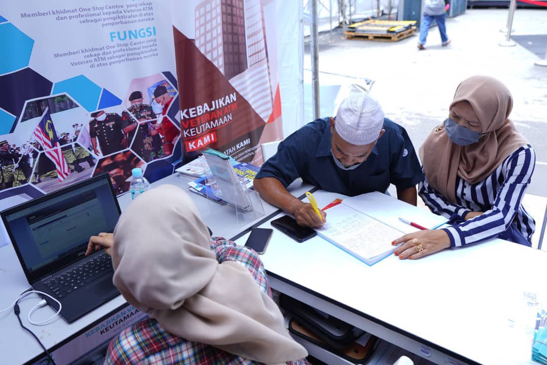 MINDEFMalaysia's tweet photo. Hari kedua Program Jelajah Aspirasi Keluarga Malaysia (AKM) amat meriah di Stadium Darul Aman, Alor Setar, Kedah.
Program Jelajah Aspirasi Keluarga Malaysia (AKM) ini berlangsung selama 3 hari bermula 2 - 4 Sept 2022.
Jumpa di sana!
#MindefMalaysia
#MindefUpdate
#AKMMinDef https://t.co/YXdbck83WZ