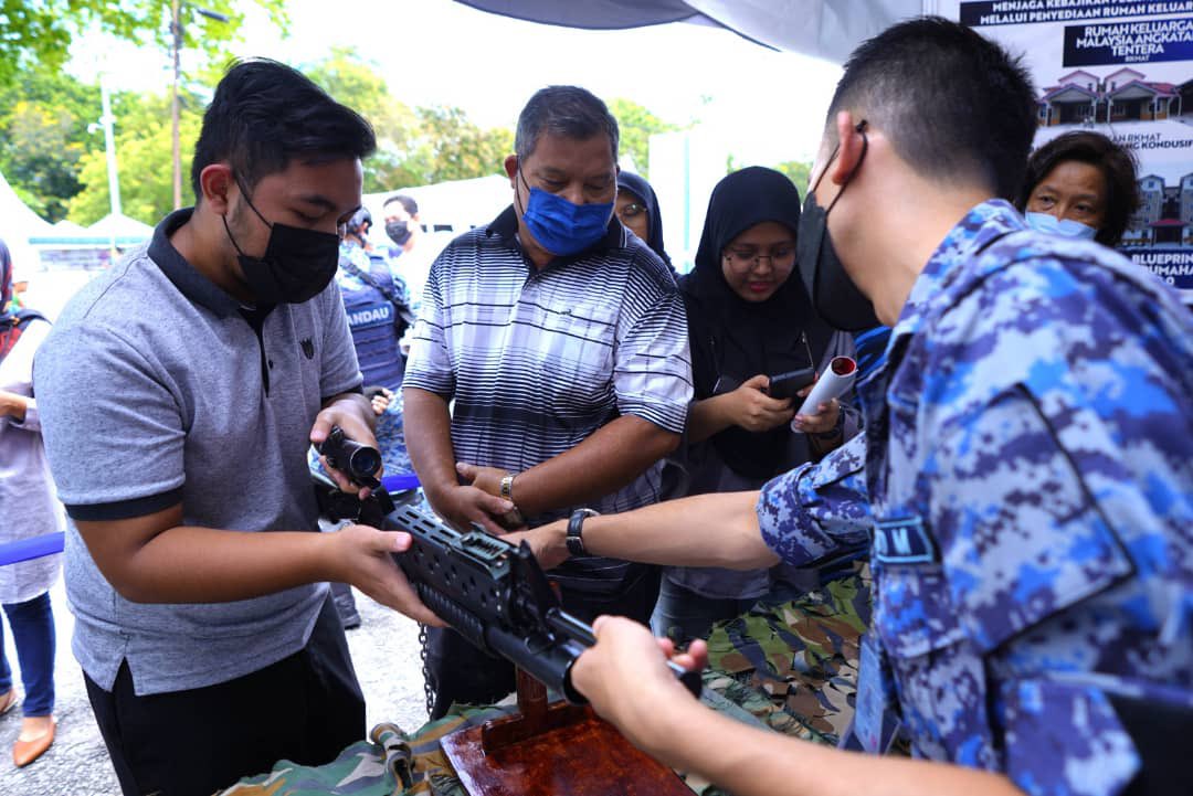 MINDEFMalaysia's tweet photo. Hari kedua Program Jelajah Aspirasi Keluarga Malaysia (AKM) amat meriah di Stadium Darul Aman, Alor Setar, Kedah.
Program Jelajah Aspirasi Keluarga Malaysia (AKM) ini berlangsung selama 3 hari bermula 2 - 4 Sept 2022.
Jumpa di sana!
#MindefMalaysia
#MindefUpdate
#AKMMinDef https://t.co/YXdbck83WZ