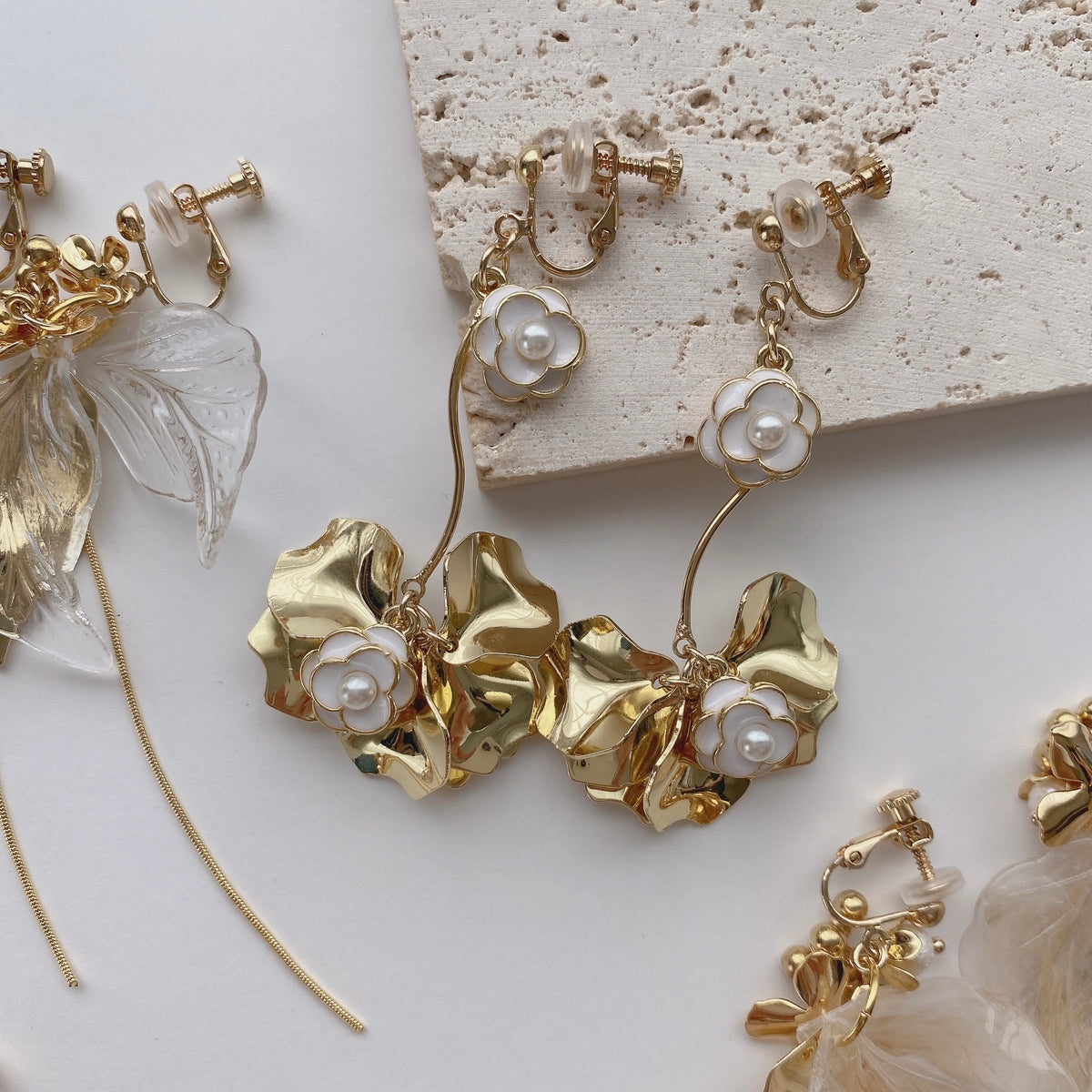 _meryshop_'s tweet photo. <Ms14 × MERYshop>
"【Ms14】ホワイトフラワーと揺れる花びらピアス "
ゴールドの花びらパーツと、ホワイトのフラワーパーツを組み合わせた乙女心くすぐるとびきり可愛いピアス/イヤリング💓
揺らめくフォルムがお顔周りを華やかに演出してくれます✨
#MERYshop
https://t.co/yEuFjfK6cy https://t.co/04m6oWRDeC