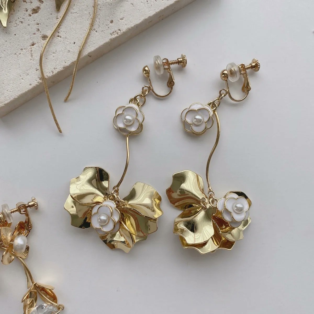 _meryshop_'s tweet photo. <Ms14 × MERYshop>
"【Ms14】ホワイトフラワーと揺れる花びらピアス "
ゴールドの花びらパーツと、ホワイトのフラワーパーツを組み合わせた乙女心くすぐるとびきり可愛いピアス/イヤリング💓
揺らめくフォルムがお顔周りを華やかに演出してくれます✨
#MERYshop
https://t.co/yEuFjfK6cy https://t.co/04m6oWRDeC