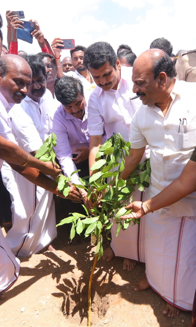 V_Senthilbalaji's tweet photo. மாண்புமிகு தமிழ்நாடு முதலமைச்சர் தளபதி @mkstalin அவர்கள், கடந்த 02.07.2022 அன்று, கரூர் மாநகராட்சியில், ரூ 40/- கோடி மதிப்பில், விரிவாக்கப்பட்ட புதிய பேருந்து நிலையம் அமைக்க அடிக்கல் நாட்டினார். இன்று கரூர் திருமாநிலையூரில் புதிய பேருந்து நிலையம் அமைப்பதற்கான பணிகளை (1/2) https://t.co/ffI4cLZXC9