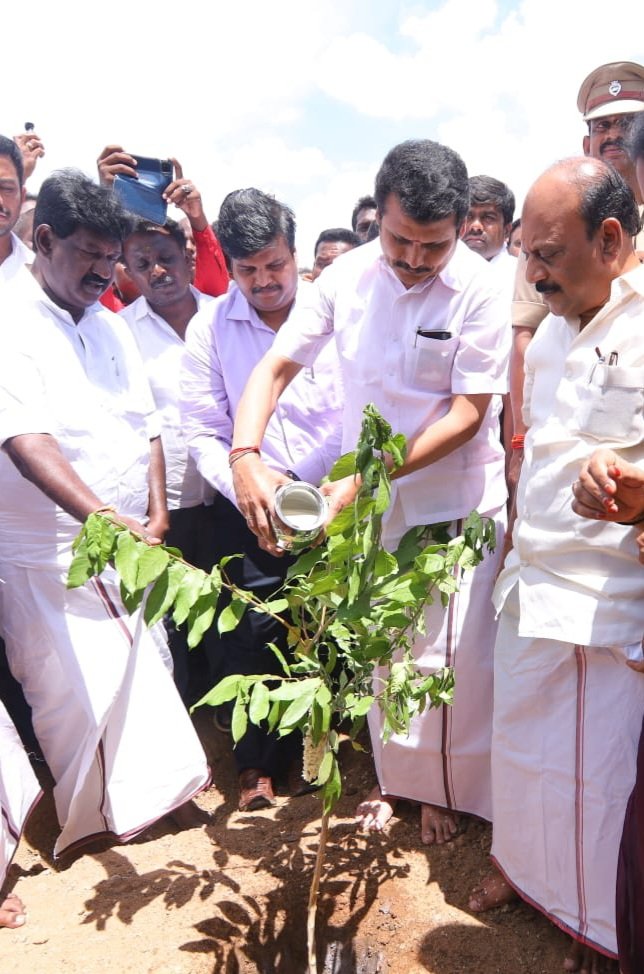 V_Senthilbalaji's tweet photo. மாண்புமிகு தமிழ்நாடு முதலமைச்சர் தளபதி @mkstalin அவர்கள், கடந்த 02.07.2022 அன்று, கரூர் மாநகராட்சியில், ரூ 40/- கோடி மதிப்பில், விரிவாக்கப்பட்ட புதிய பேருந்து நிலையம் அமைக்க அடிக்கல் நாட்டினார். இன்று கரூர் திருமாநிலையூரில் புதிய பேருந்து நிலையம் அமைப்பதற்கான பணிகளை (1/2) https://t.co/ffI4cLZXC9