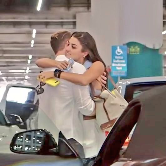 MarielaZabalaga's tweet photo. 1Año Video HanKer 2Septiembre2021 Captado por Youtuber Grabó por Casualidad Momento muy Romántico Kerem fué a Recoger Aeropuerto Estambul a su Novia Hande después de Vacaciones Bodrum con Amigos 19Agosto2021 Abrazo muy Cariñoso Bello Amor HanKer🥰🦋🦁🤍🫂😇🌟🌈✨👻🤘🏻❤ 😍💑✨🔥❤ https://t.co/hZx56gUMVe
