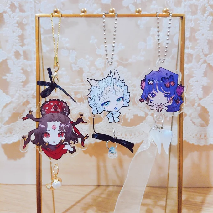 アクリルグッズ(ブローチorマグネット)バチかわいいグロス加工してもらったのてツヤツヤプリプリです1つ¥300- / 飾り付きは¥500-※風船のやつは前回の残部で ¥600-#コミティア141 #COMITIA141 