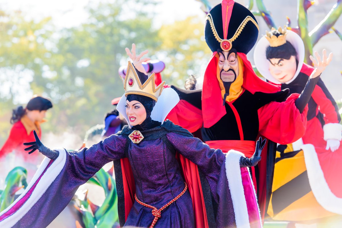Mwahaha! It’s almost time for the Disney Villains to start giving you goosebumps galore! Get your claws into a truly terrorific time as of 1st October with “A Night Fall with Disney Villains” and meet the menacing mischief-makers themselves at Disneyland Park. 👻🎃