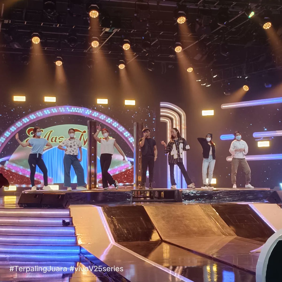tv3malaysia's tweet photo. Nampaknya #TeamAkim dah ready untuk episod 3 esok π€π€π€
Terpaling Juara ditaja oleh penaja utama vivo Malaysia
Saksikan Terpaling Juara setiap Ahad, 9 malam hanya di TV3!
#TerpalingJuara
#PlaylistAJL
#vivoV25series https://t.co/vcoB3dO2Zt