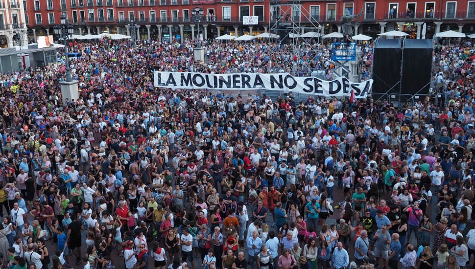 Ayer durante el pregón de las fiestas de Valladolid se trató de desplegar una gran pancarta con el lema "La Molinera no se desaloja" en la Plaza Mayor. Os contamos qué pasó en este hilo 👇