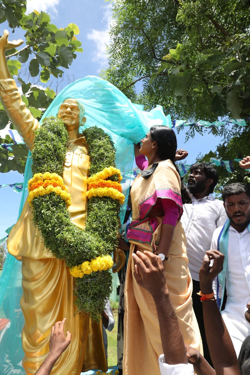 teamyssharmila_'s tweet photo. 1900 కిలోమీటర్లు పూర్తి చేసుకున్న ప్రజాప్రస్థానం
- అచ్చంపేట నియోజకవర్గం ఉప్పనూతల గ్రామంలో వైయస్ఆర్ విగ్రహాన్ని ఆవిష్కరించిన షర్మిలక్క
- పూలమాలలు వేసి, నివాళి అర్పించిన షర్మిలక్క
- ఘన స్వాగతం పలికిన ప్రజలు
#PrajaPrasthanam #1900KM #YSSharmila #YSRTelanganaParty #YSRTP #Acchampet https://t.co/au0iwIl4fW