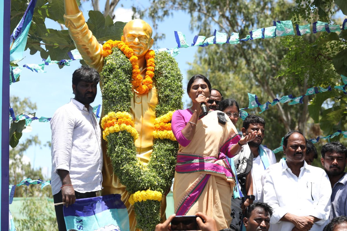 teamyssharmila_'s tweet photo. 1900 కిలోమీటర్లు పూర్తి చేసుకున్న ప్రజాప్రస్థానం
- అచ్చంపేట నియోజకవర్గం ఉప్పనూతల గ్రామంలో వైయస్ఆర్ విగ్రహాన్ని ఆవిష్కరించిన షర్మిలక్క
- పూలమాలలు వేసి, నివాళి అర్పించిన షర్మిలక్క
- ఘన స్వాగతం పలికిన ప్రజలు
#PrajaPrasthanam #1900KM #YSSharmila #YSRTelanganaParty #YSRTP #Acchampet https://t.co/au0iwIl4fW