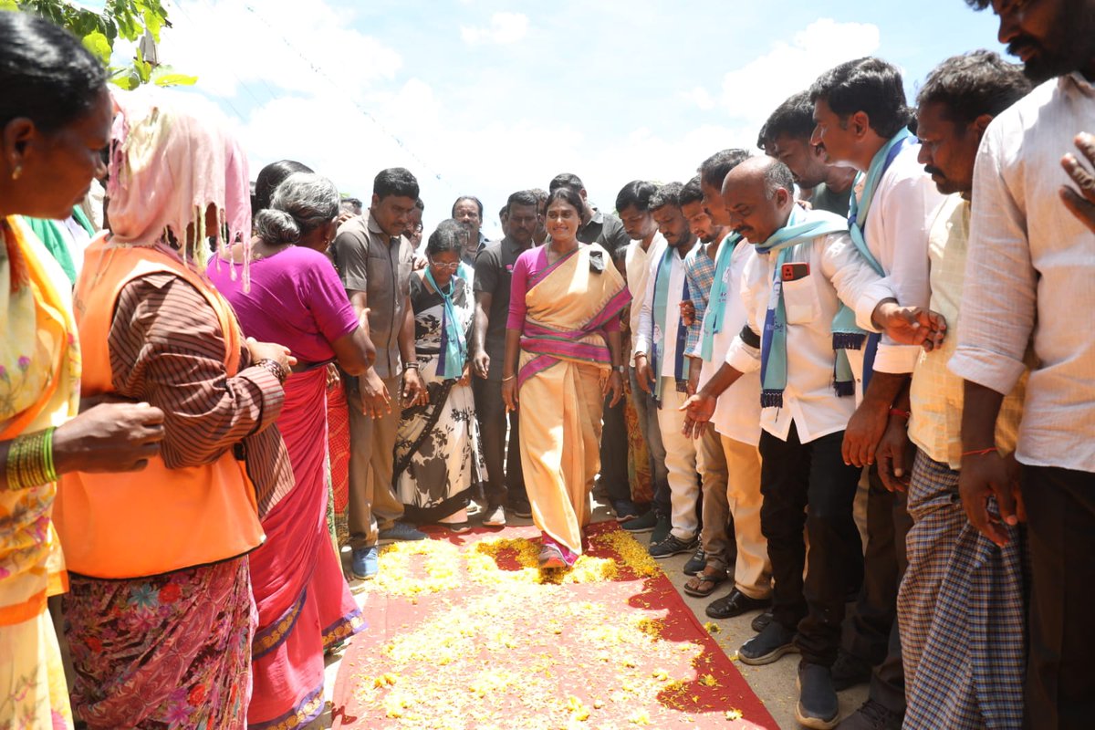 teamyssharmila_'s tweet photo. 1900 కిలోమీటర్లు పూర్తి చేసుకున్న ప్రజాప్రస్థానం
- అచ్చంపేట నియోజకవర్గం ఉప్పనూతల గ్రామంలో వైయస్ఆర్ విగ్రహాన్ని ఆవిష్కరించిన షర్మిలక్క
- పూలమాలలు వేసి, నివాళి అర్పించిన షర్మిలక్క
- ఘన స్వాగతం పలికిన ప్రజలు
#PrajaPrasthanam #1900KM #YSSharmila #YSRTelanganaParty #YSRTP #Acchampet https://t.co/au0iwIl4fW