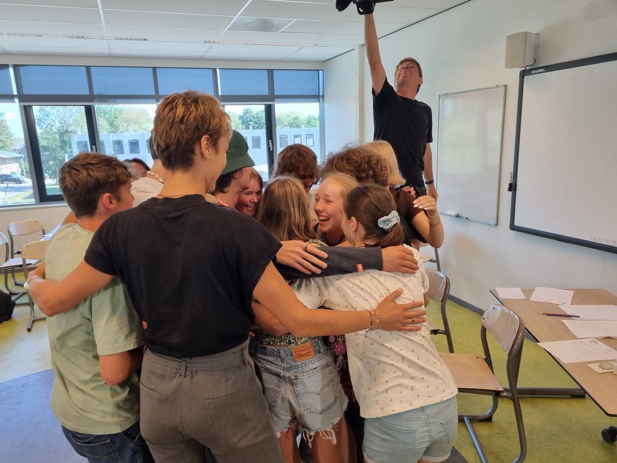 In de speelfilm Mijn Masker Af - de klas van juf Bo komen niet alleen jongeren aan het woord. Het gaat bv ook over de discussie wie er verantwoordelijk is voor het welzijn van jongeren: ouders, leerkrachten, directie, politiek?
Sneak previews op: m.facebook.com/Ikzetmijnmaske…