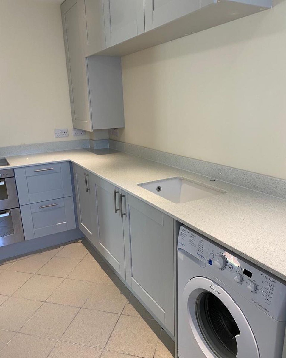 StadiumStone1's tweet photo. White mirror #quartz #quartzworktops #quartzkitchen #quartzkitchentops #quartzkitchencountertops #kitchendesign https://t.co/YvV7SWFtnL