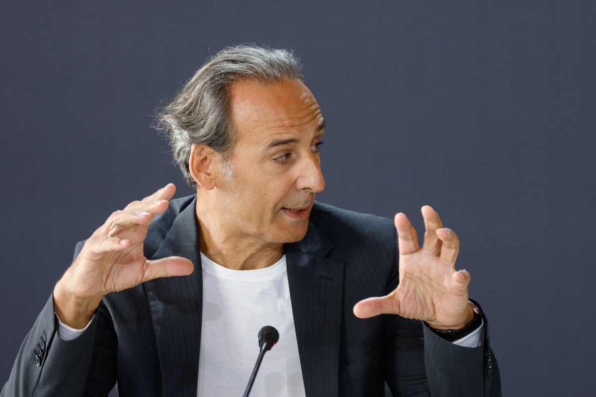 la_Biennale's tweet photo. #BiennaleCinema2022 #Venezia79 Alcuni scatti dalla Masterclass @Cartier Art Dialogues COMPORRE PER IL CINEMA, condotta da #StéphaneLerouge. Con: #AlexandreDesplat, #Solrey, #AndreaMorricone. https://t.co/EnEVLuYpF1
