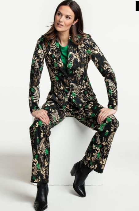 PeterterHorst's tweet photo. Mijn moeder (87) laat zich nog dagelijks inspireren door de modebladen om vervolgens op onze webshop een voorselectie te maken voor nieuwe outfits (en of wij wel ons best gedaan hebben 🤣).
Vanochtend nam ik haar mee naar de winkel, zo te zien is ze prima geslaagd ;-) https://t.co/GpujQiTxNK