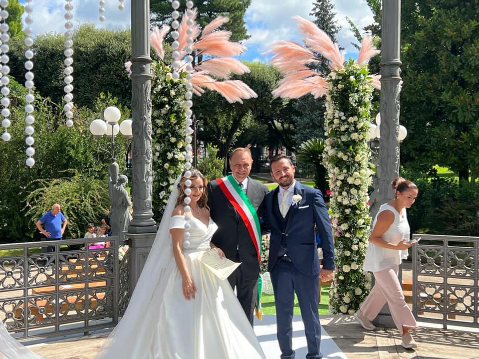 Ieri a Benevento ho celebrato il primo matrimonio nella nostra splendida Villa Comunale.
Che dite, vi unite a me nel fare gli auguri agli sposi Chiarenza Di Dio e Antonio Coppolaro ?
