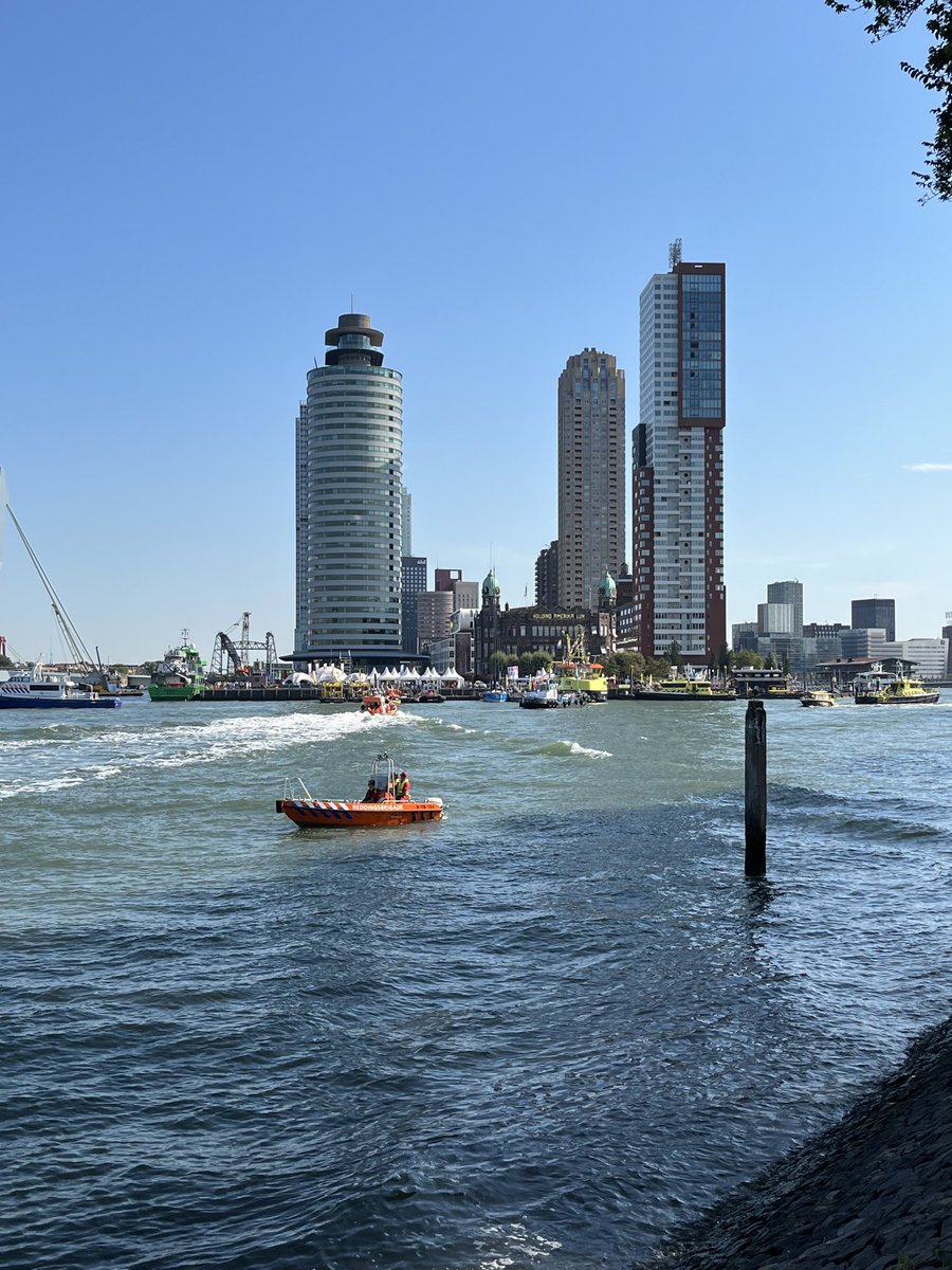 roonng's tweet photo. Perfect weer voor de ⁦@Wereldhavendgn⁩ in #Rotterdam https://t.co/VNzYmuGQBg