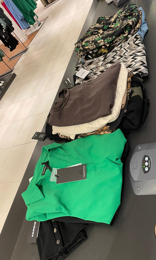 PeterterHorst's tweet photo. Mijn moeder (87) laat zich nog dagelijks inspireren door de modebladen om vervolgens op onze webshop een voorselectie te maken voor nieuwe outfits (en of wij wel ons best gedaan hebben 🤣).
Vanochtend nam ik haar mee naar de winkel, zo te zien is ze prima geslaagd ;-) https://t.co/GpujQiTxNK