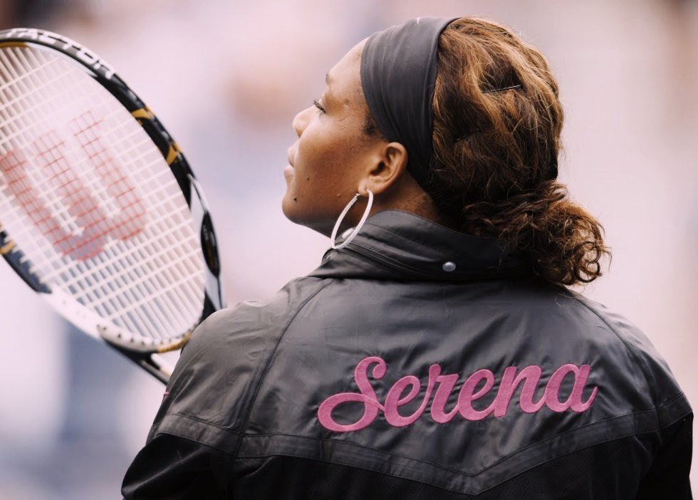 Con la retirada de Serena Williams no solo hemos perdido a la mejor tenista de la historia, también a un icono de la moda que hizo de esta su arma reivindicativa en las pistas. Hilo repasando sus estilismos más icónicos y mis favoritos.
