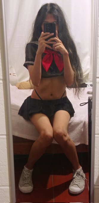2 pic. Omg i want to sext with someone, hope that someone could dm me ;( ? :3 hehe https://t.co/R4FX