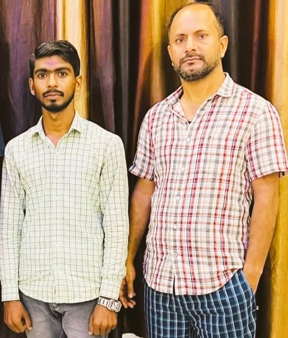 कोई दुख
मनुष्य के साहस से बड़ा नहीं
हारा वही
जो लड़ा नहीं

~ कुँवर नारायण