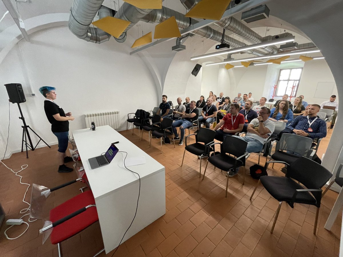 Nikolina iz <a href="/Bornfight_/">Bornfight</a> prica o syncu komunikacije između dizajnera i devova. <a href="/KulenDayz/">KulenDayz</a>