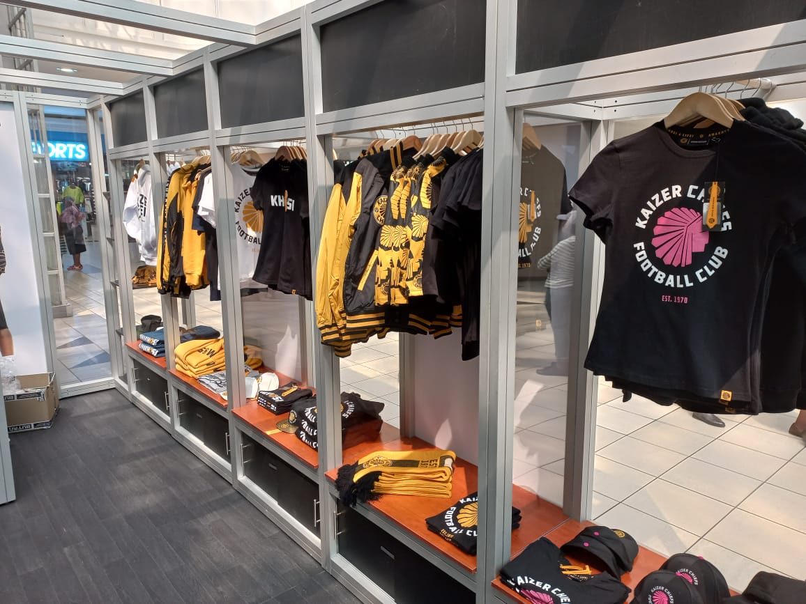 KaizerChiefs's tweet photo. Kaizer Chiefs Urban Edition - Pop-Up Store
Please pass by Southgate Mall today on your way to FNB Stadium to get your hands on some great Urban Edition merchandise!
#KCUrban #UrbanEdition #Amakhosi4Life https://t.co/Tn7WECJhUS