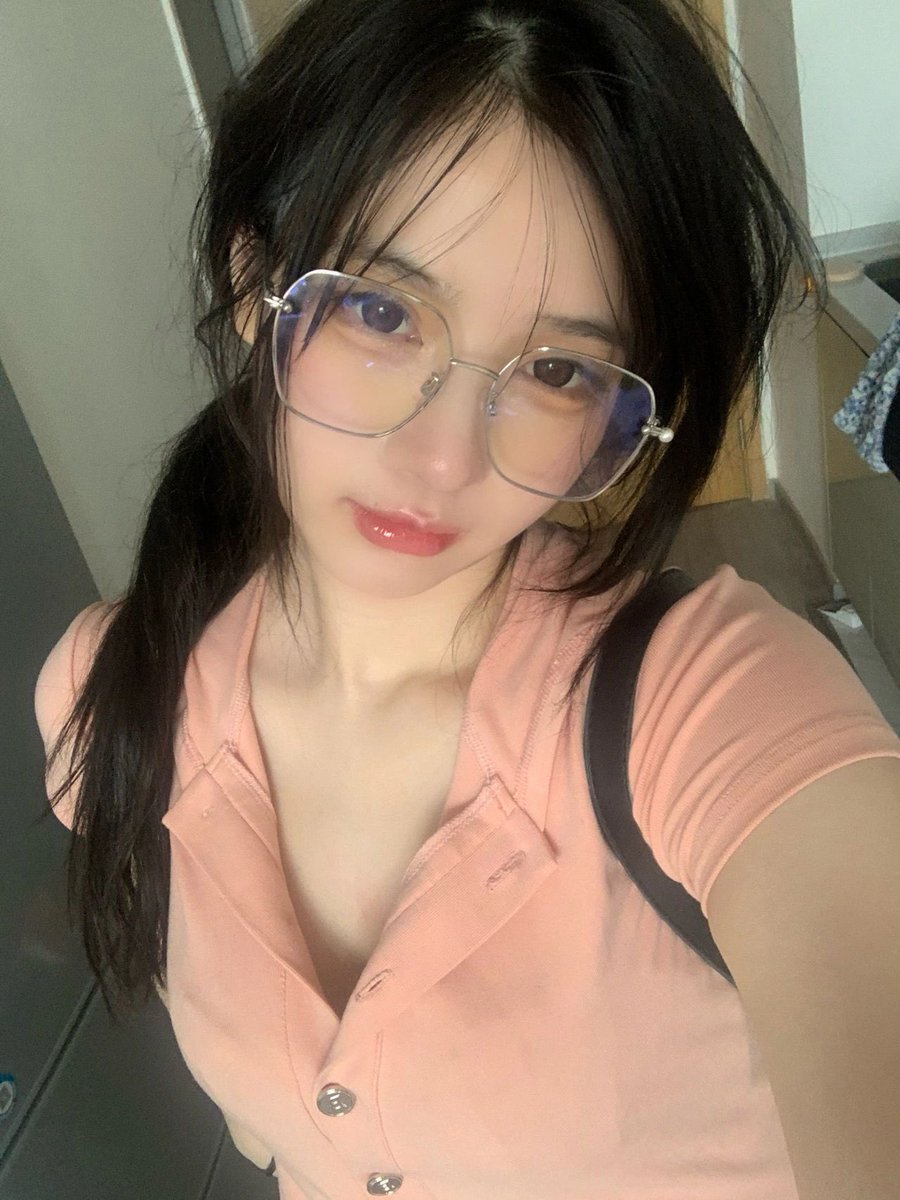 偷偷看我有什么用？有本事就来上我 https://t.co/pOLU7f0fRb
