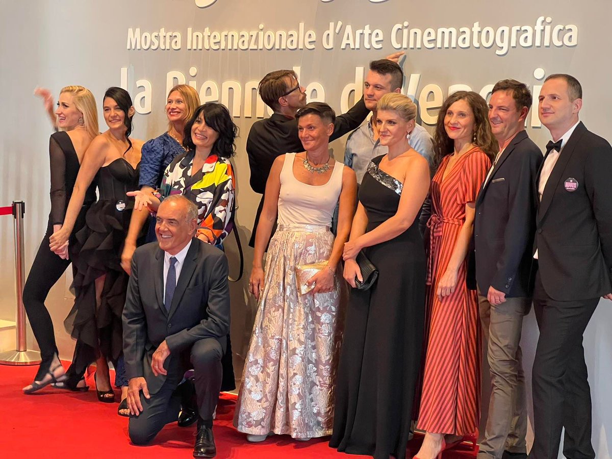 HAVC_info's tweet photo. Na festivalu u Veneciji @la_Biennale održana je premijera filma "Najsretniji čovjek na svijetu" Teone Strugar Mitevske, koji nastaje u koprodukciji hrvatske kuće Terminal 3. Publika je na film reagirala emotivno, a ekipu je nagradila dugim aplauzom 👏https://t.co/DM9RPnPsBU https://t.co/zMyFSait6I